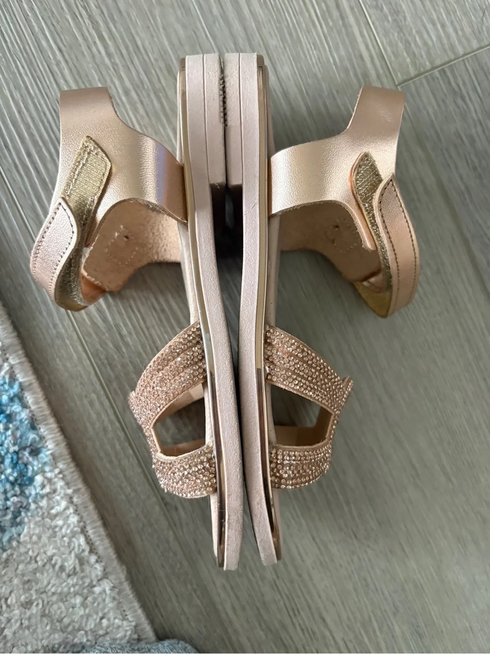 Ricco Girl’s rose gold leather rhinestone Velcro sandals size 1.5/2